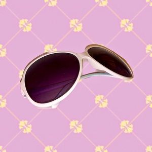 Paris Hilton vibes… Vintage Plastic Sunglasses!